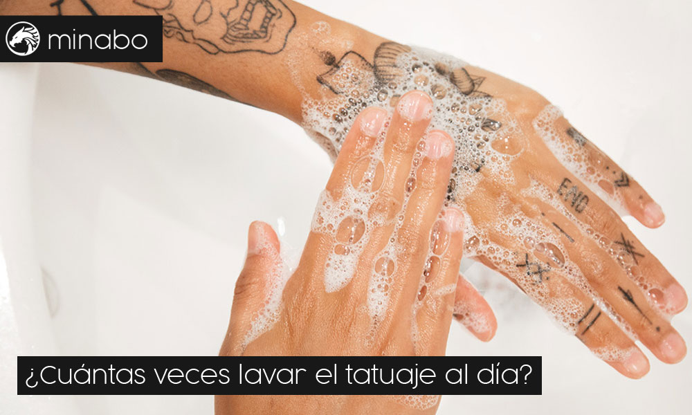 lavar un tatuaje