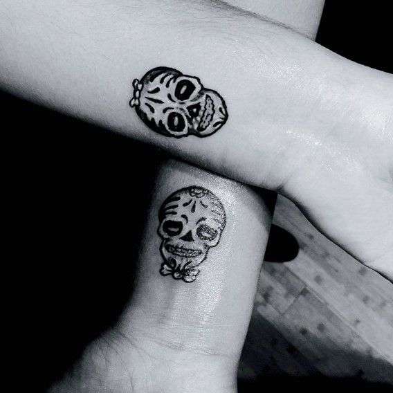 Tatuaje de calaveras en pareja blanco y negro