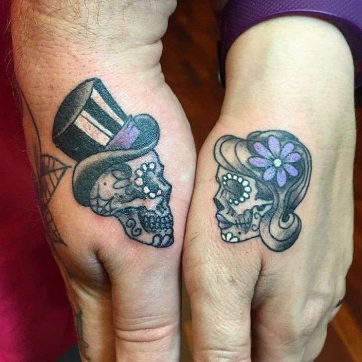 Tatuaje de calaveras en pareja en las manos