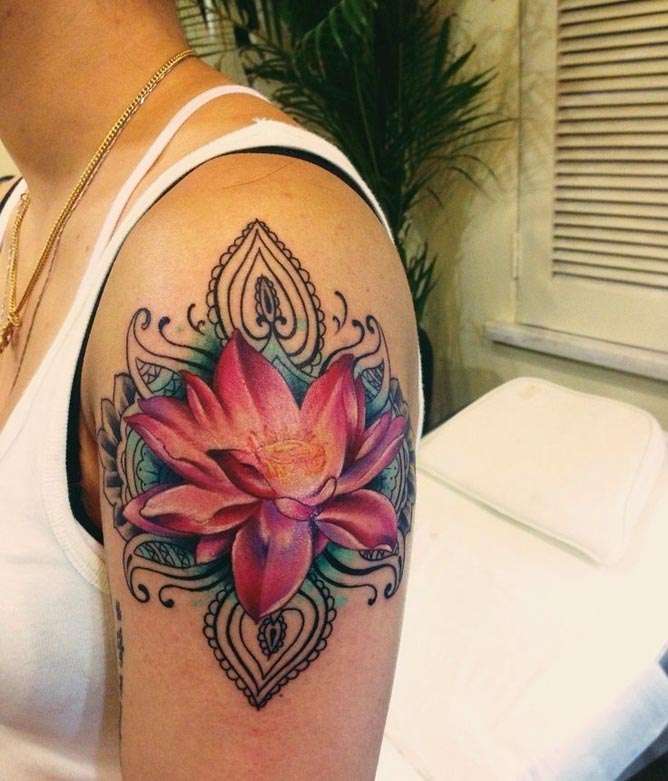 Tatuaje flor de loto en brazo