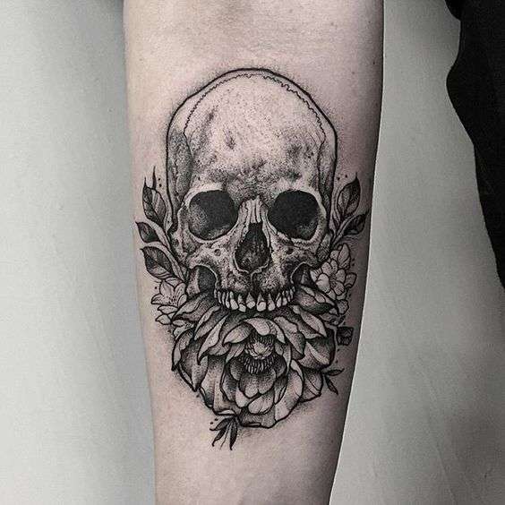 Tatuaje de calavera y flores