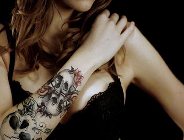 Tatuaje de calaveras en brazo de mujer