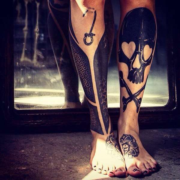 Tatuaje de calavera negra en pierna