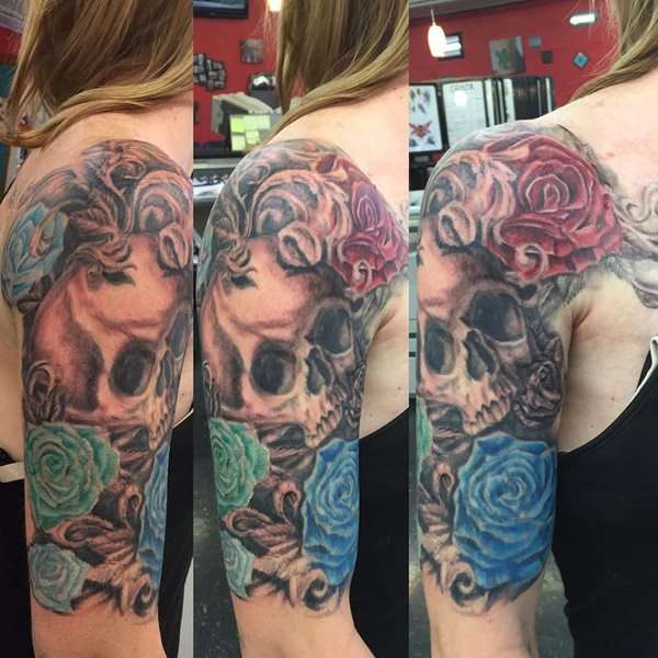 Tatuaje de calavera con rosas de colores