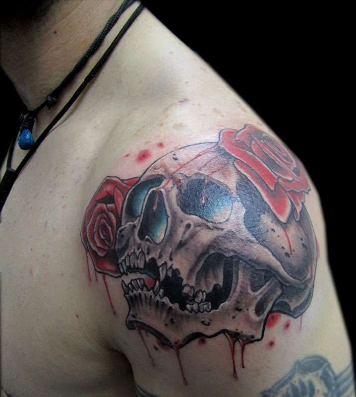 Tatuaje de calavera y dos rosas rojas