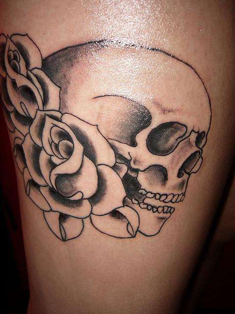 Otro tatuaje de calavera y dos rosas