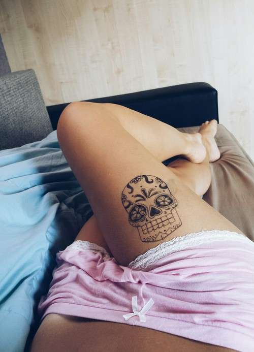 Tatuaje de calavera mexicana en pierna