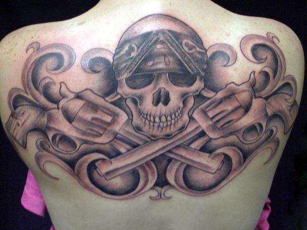 Tatuaje de calavera pirata con pistolas