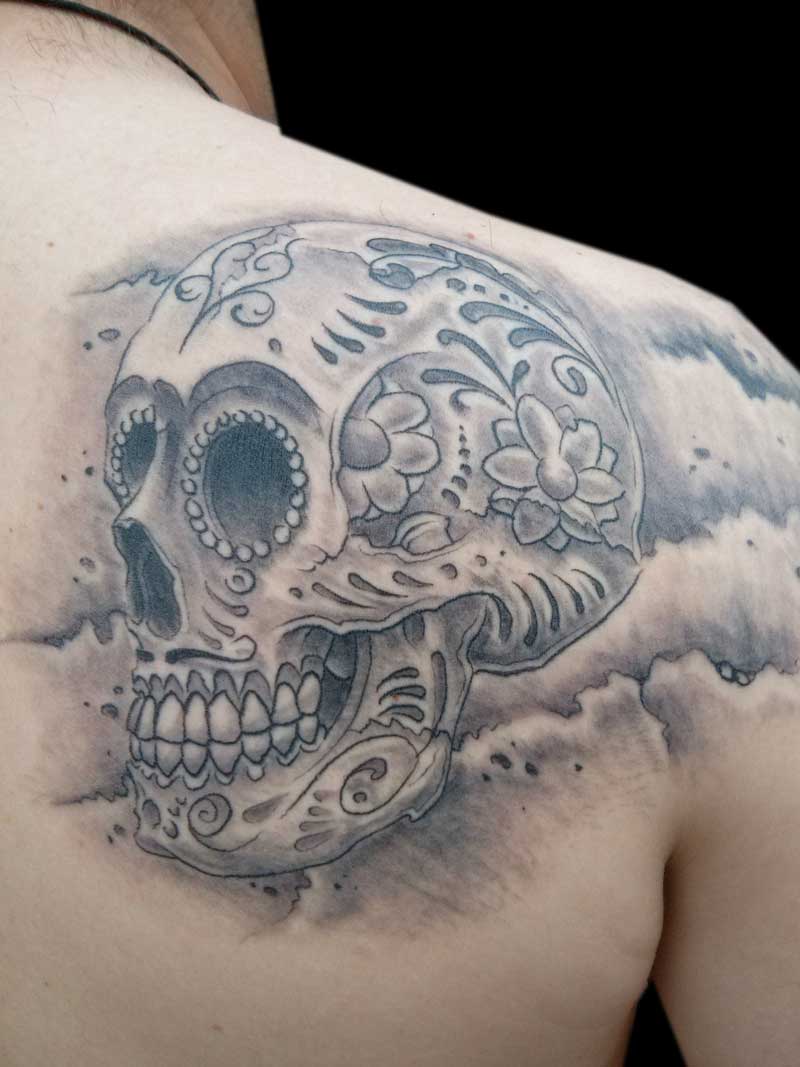 Tatuaje de calavera mexicana en espalda