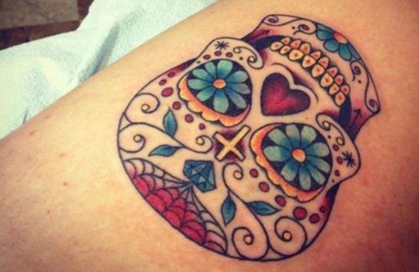 Tatuaje de calavera mexicana cruz, diamante y flores