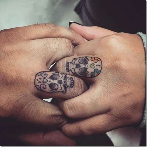 Tatuaje de calaveras mexicanas en los dedos
