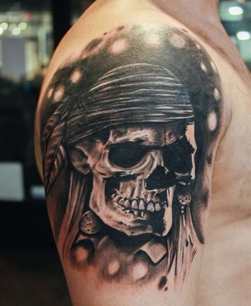 Tatuaje de calavera pirata en hombro