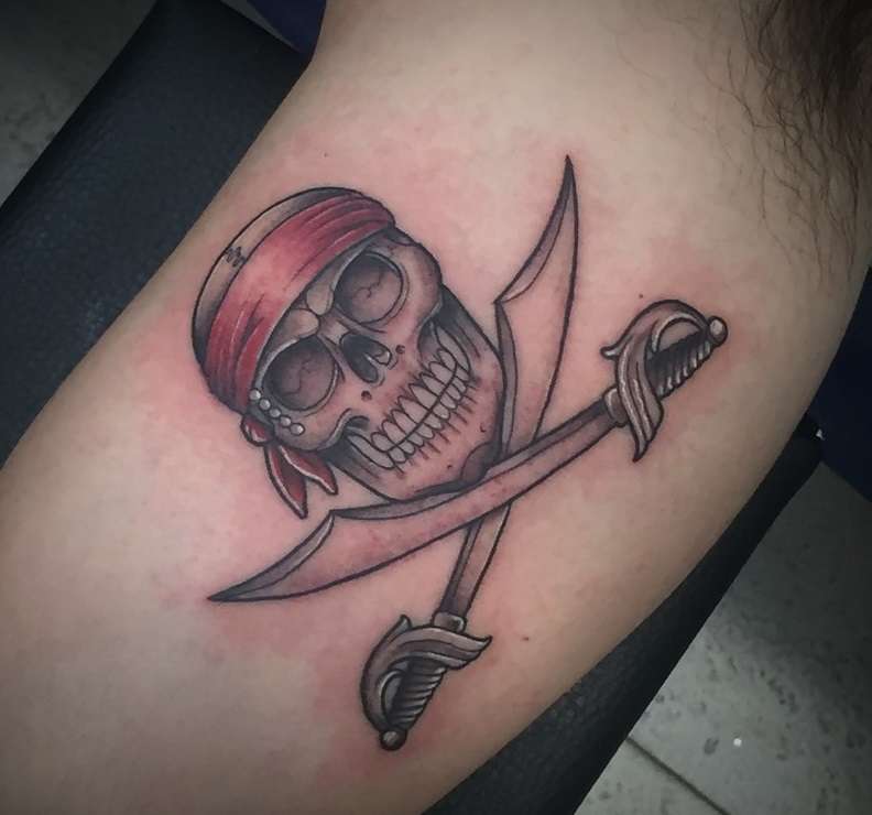 Tatuaje de calavera pirata con espadas