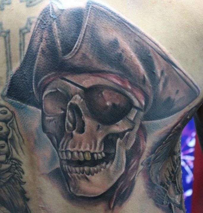 Tatuaje de calavera pirata con parche