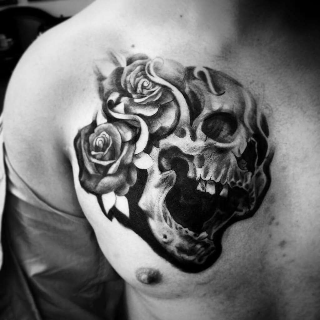 Tatuaje de calavera y dos rosas en pecho