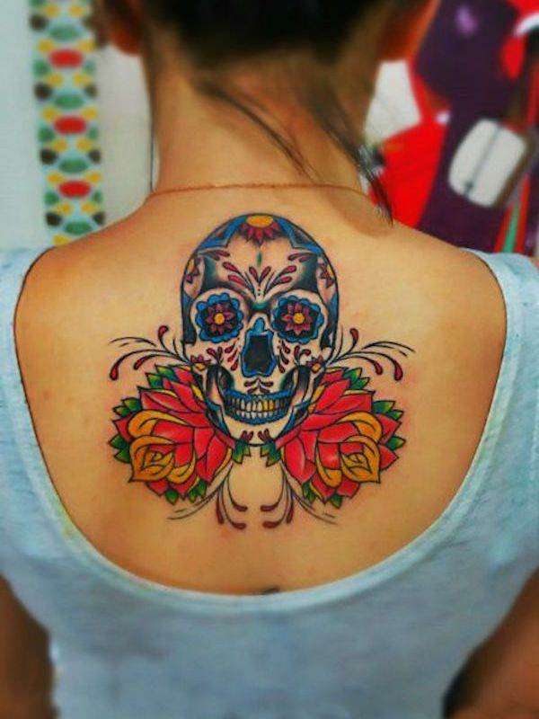 Tatuaje de calavera con dos rosas