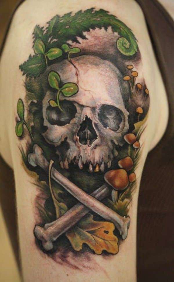 Tatuaje de calavera con tibias cruzadas, hongos y musgo