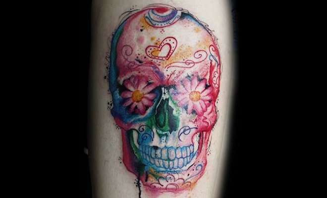 Tatuaje de calavera mexicana multicolor