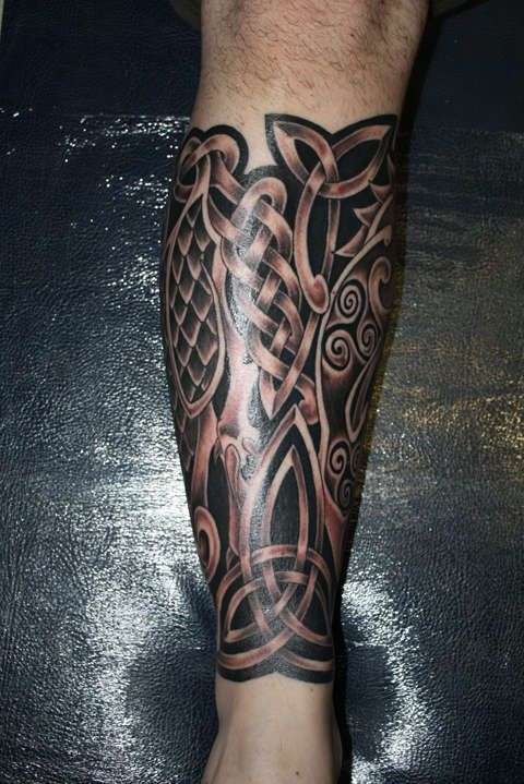 Tatuaje nudos celtas en pierna