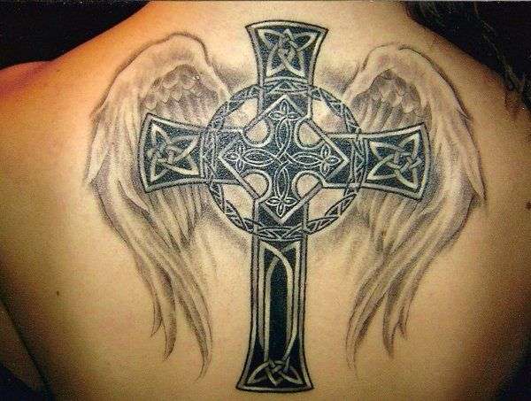 Tatuaje de cruz celta con alas