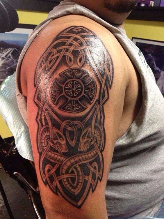 Tatuaje de cruz celta
