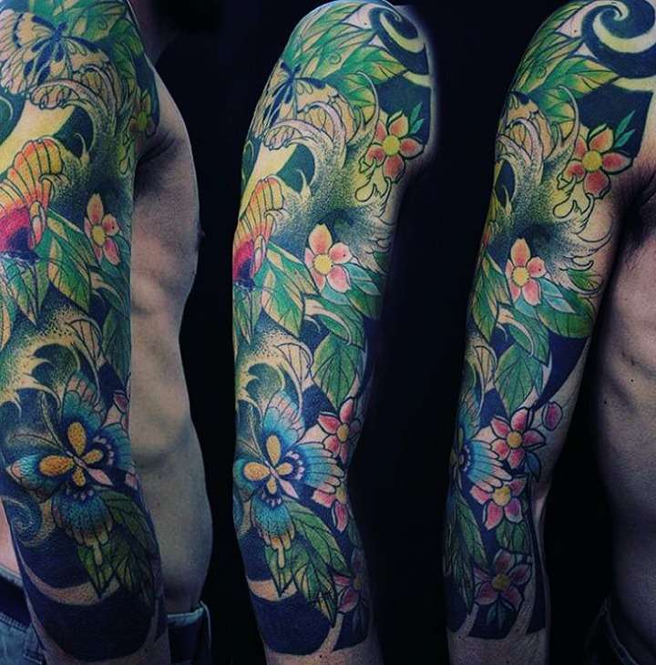 Tatuaje colorido en brazo