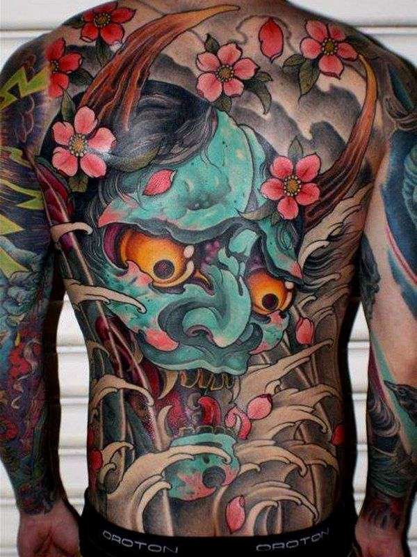 Tatuaje de Hannya y flores sakura