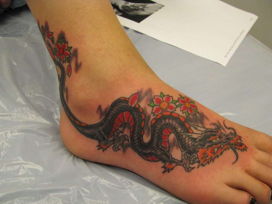 Tatuaje de dragón en el pie