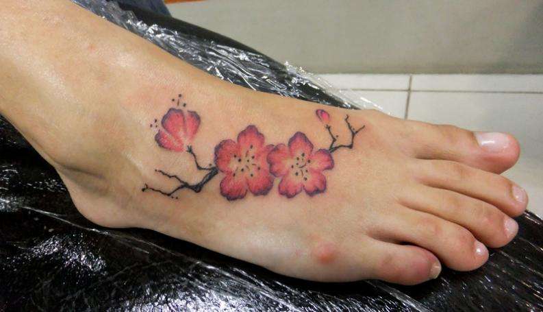 Tatuaje sakura en el pie