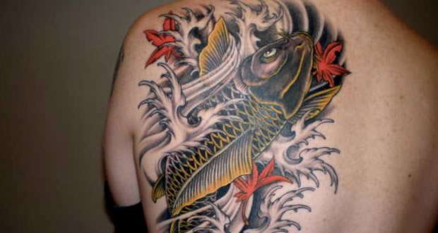 Tatuaje pez Koi negro y amarillo