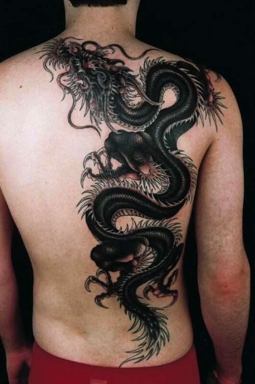Tatuaje de dragón negro en la espalda