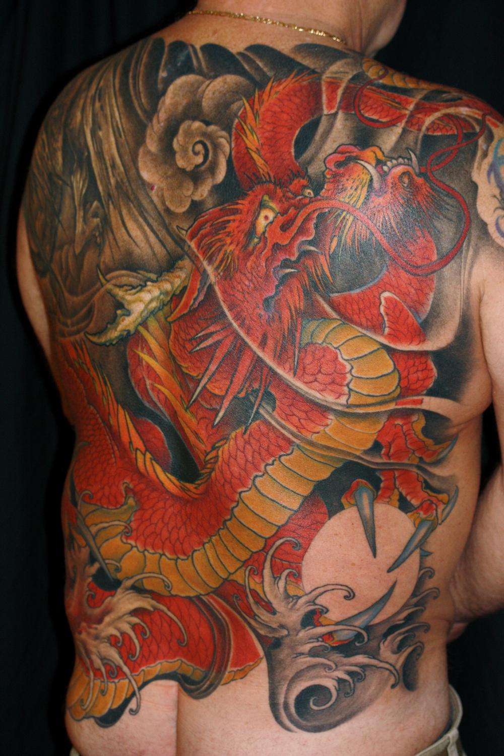 Tatuaje de dragón rojo grande