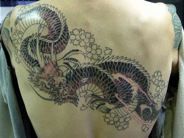 Tatuaje gran dragón en la espalda