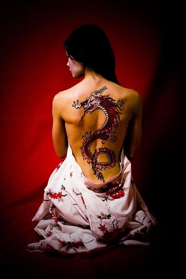 Tatuaje de dragón rojo en espalda