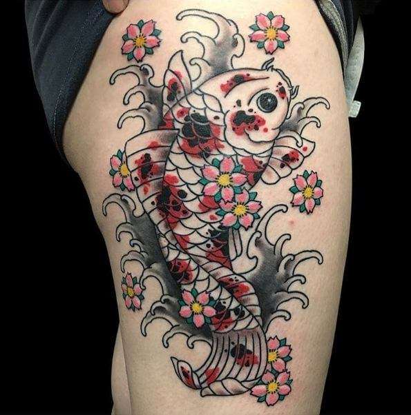 Tatuaje de pez Koi con flores sakura
