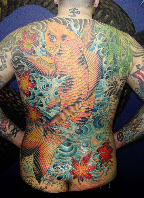 Tatuaje de pez Koi grande en la espalda