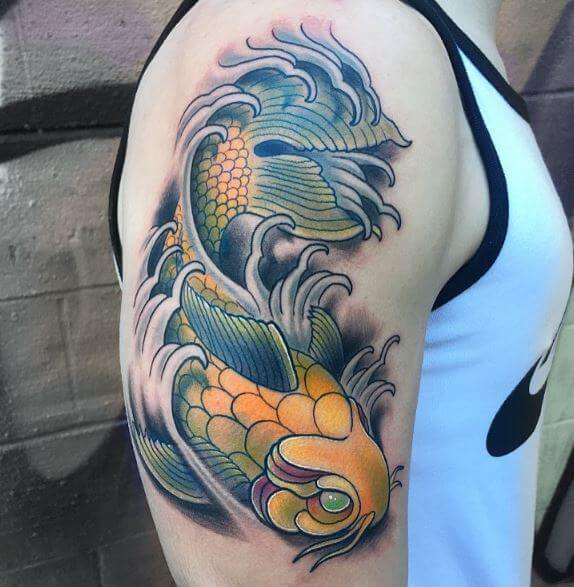 Tatuaje pez Koi verde y amarillo