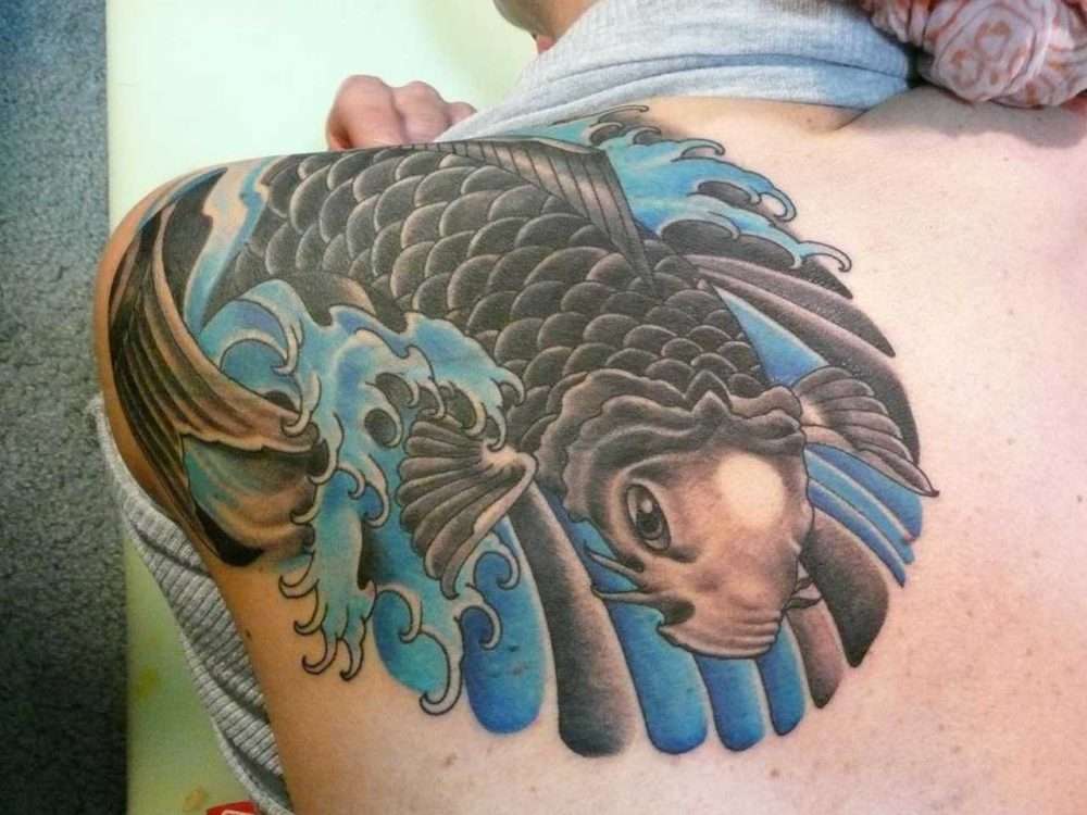 Tatuaje pez Koi negro