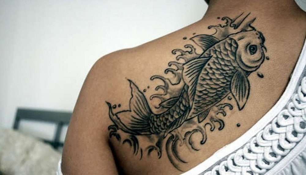 Tatuaje pez Koi en blanco y negro