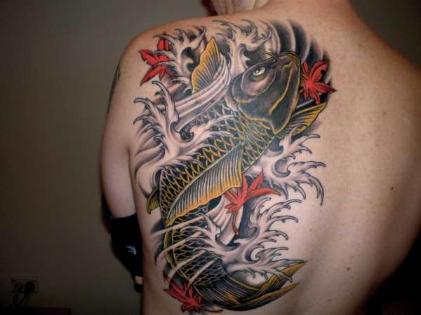 Otro tatuaje pez Koi en la espalda