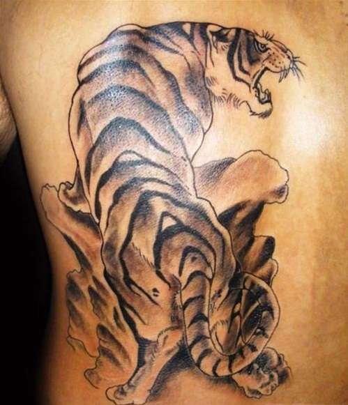 Tatuaje de tigre sobre una roca