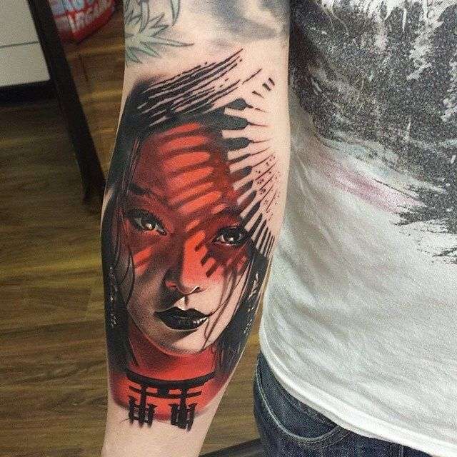Tatuaje geisha detalles en rojo
