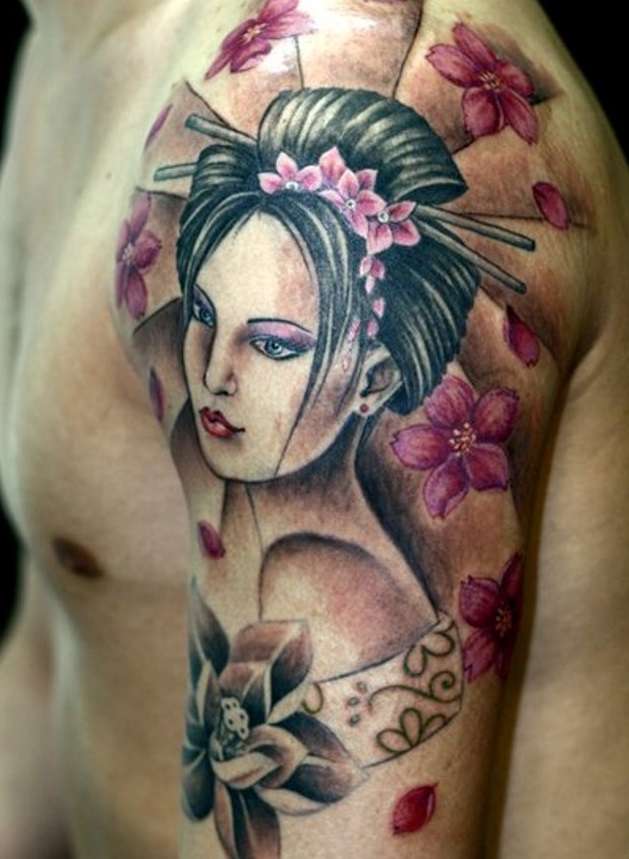 Tatuaje geisha en brazo