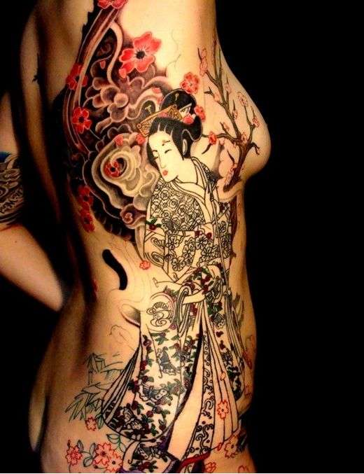 Tatuaje geisha en lateral