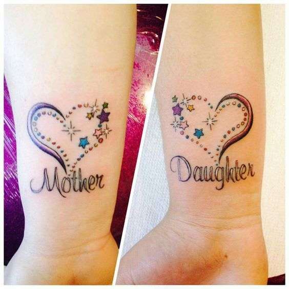 Tatuaje madre e hija corazón y estrellas