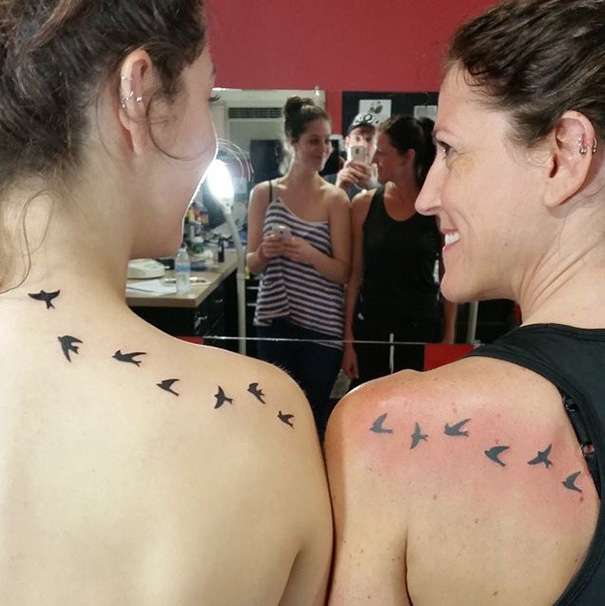 Tatuaje madre e hija aves volando