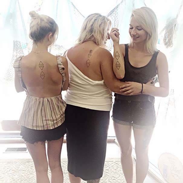 Tatuaje madre e hija triángulos