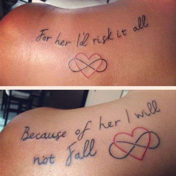 Tatuaje madre e hija frase en la espalda