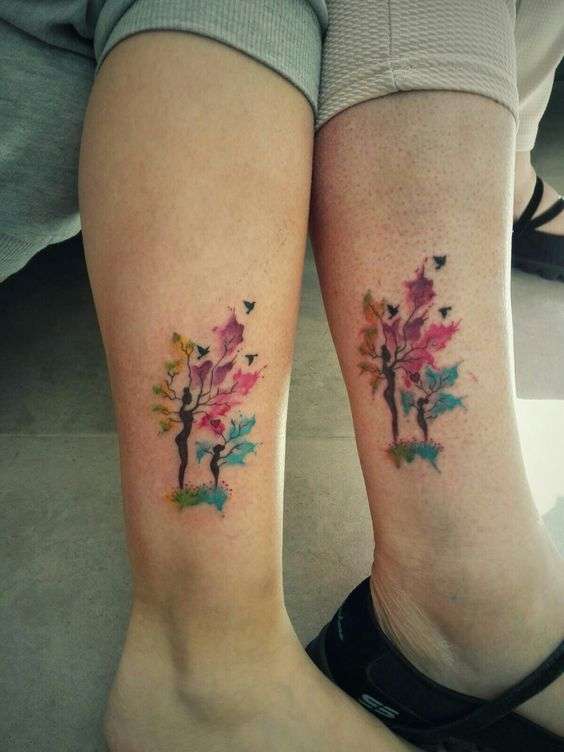 Tatuaje madre e hija árbol acuarela