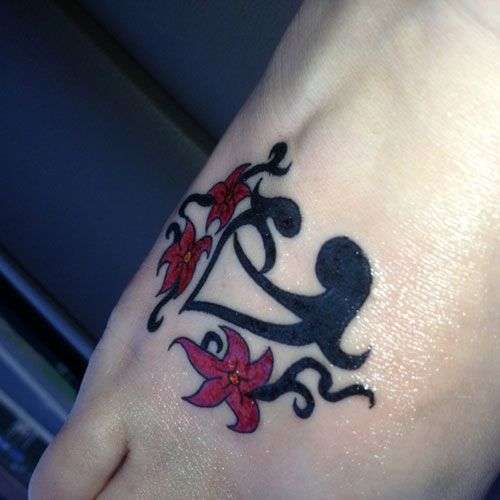 Tatuaje madre e hija con flores rojas